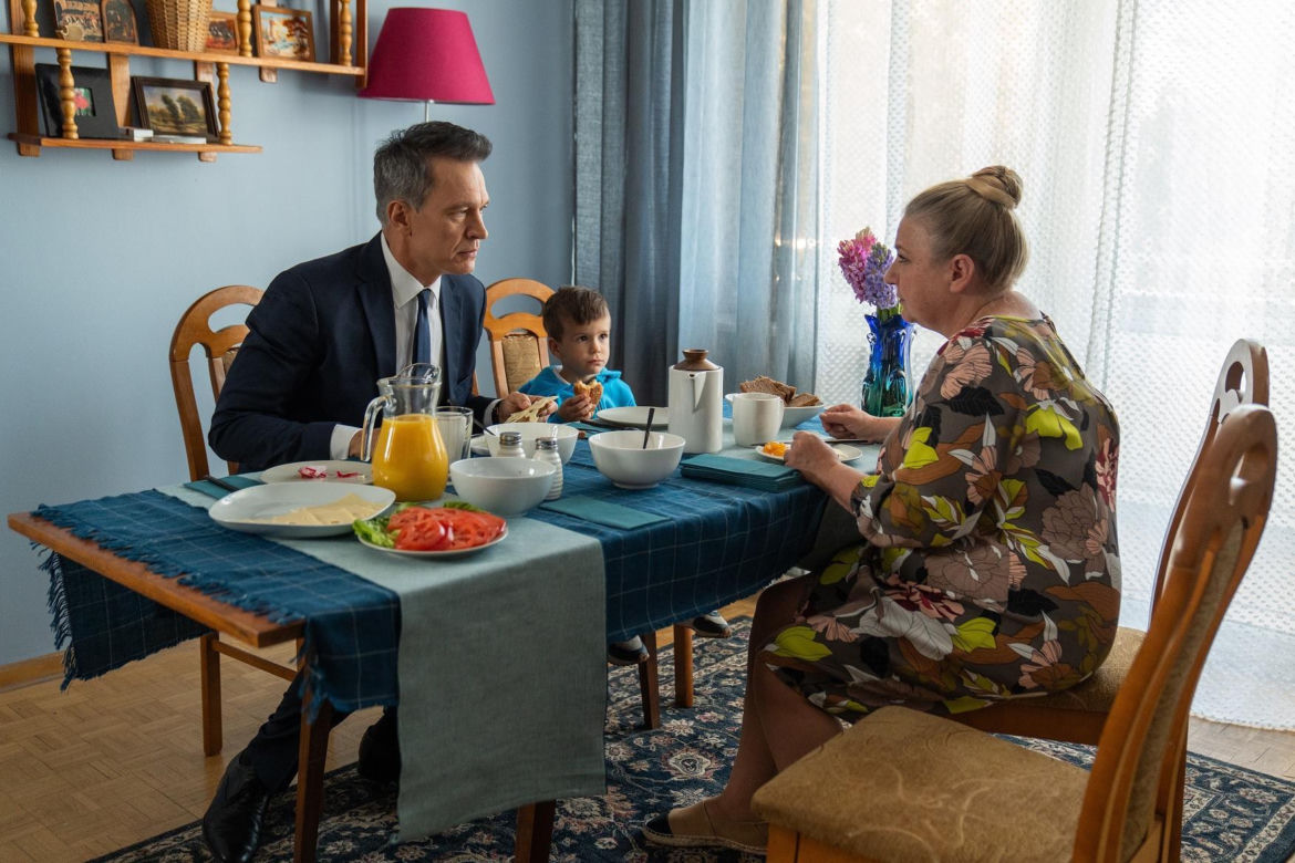 Na dobre i na złe, odcinek 909: Jadzia pomoże Falkowiczowi w walce z Sarą! To ona załatwi oszustkę? - ZDJĘCIA