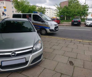 Furiat uszkodził zaparkowane auto