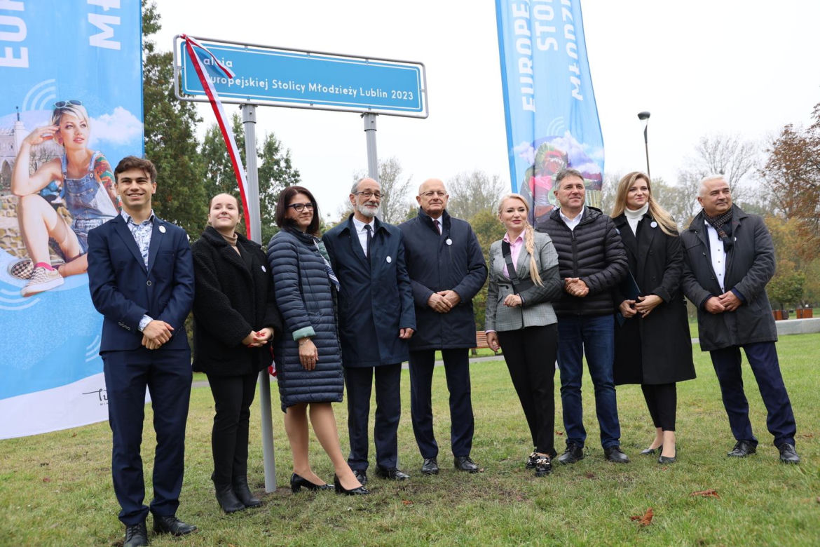 Uroczyste odsłonięcie tablicy al. Europejskiej Stolicy Młodzieży Lublin 2023 i zakopanie kapsuły czasu w Parku Ludowym