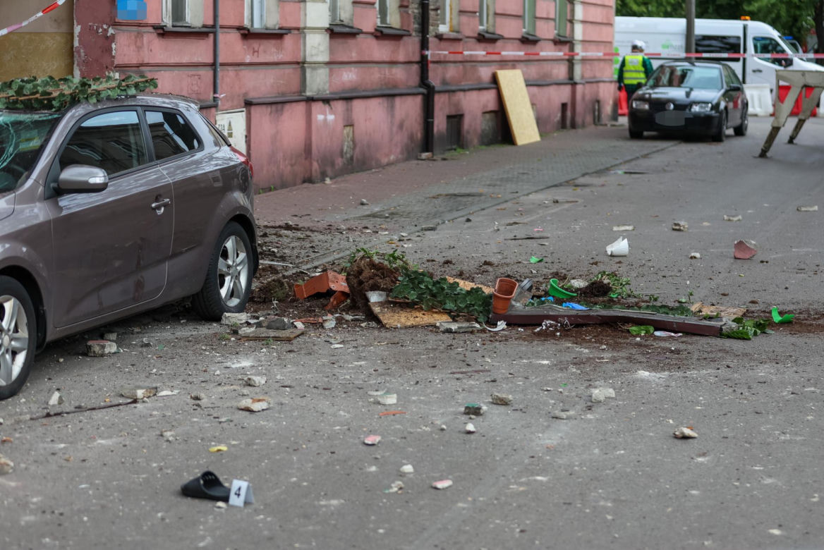 Pani Sylwia zginęła, a jej mąż walczy o życie. Zarwał się pod nimi balkon. Sprawą zajmie się prokuratura.