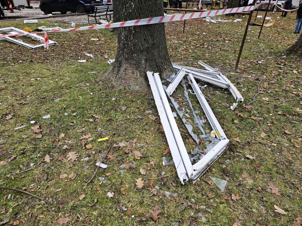 Potężna eksplozja gazu w Rzeszowie! Z mieszkania wyleciały wszystkie okna [ZDJĘCIA]