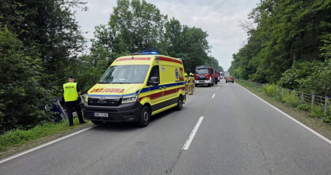 Powiat węgrowski: Przewrócona ciężarówka i wahadło w Płatkownicy na DK 50 w gminie Sadowne