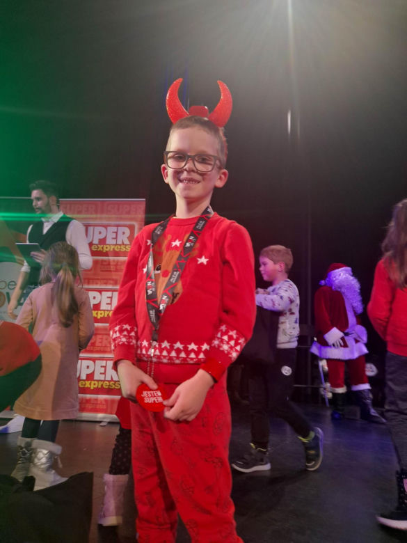 Michaś z plakietką "Jestem Super". Tak Michasiu, jesteś super! 