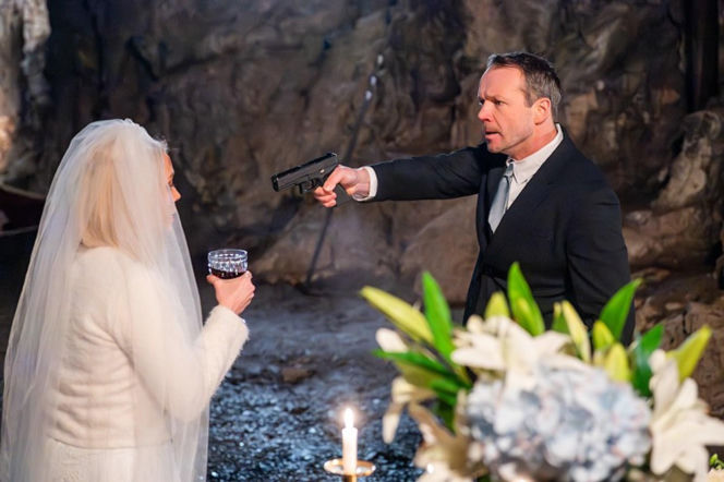 Pierwsza miłość, odcinek 4150: Potworny finał ślubu Emilki z psycholem Mateuszem! Zginie razem ze Stikiem? Policja dotrze do jaskini za późno - ZDJĘCIA