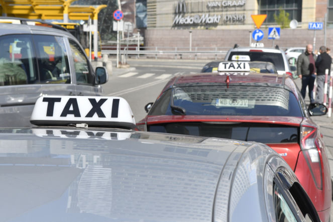 Taksówkarze Ubera i Bolta mają coraz większe długi
