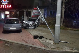 Nocna jazda zakończona na ogrodzeniu pod apteką. W BMW pijany 30-latek