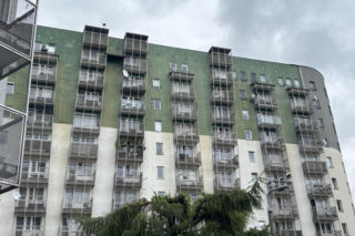 Bloczku, trzymaj pion! Pijane balkony w krakowskiej dzielnicy. To ani nie starość, ani nie prowizorka – taka była koncepcja architektów