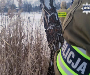 Lód na jeziorze załamał się pod ciężarem auta. Szokujący finał szalonej zabawy