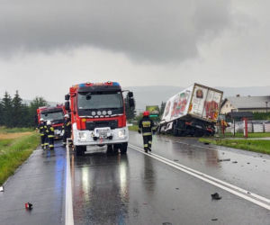 Łososina Dolna. Zderzenie dwóch dostawczaków. Ciężarówka chciała je minąć i skończyła w rowie