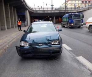 Dwie osobówki i autobus zderzyły się na Trasie Łazienkowskiej. Kierowca uciekł!