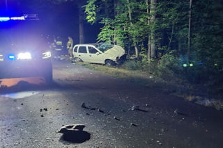 Potworny wypadek pod Mińskiem Mazowieckim. Opel rąbnął w drzewo. Dwie osoby nie żyją