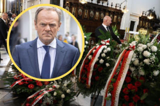 Niezwykły gest Donalda Tuska na pogrzebie Wandy Traczyk-Stawskiej. Trudno powstrzymać łzy