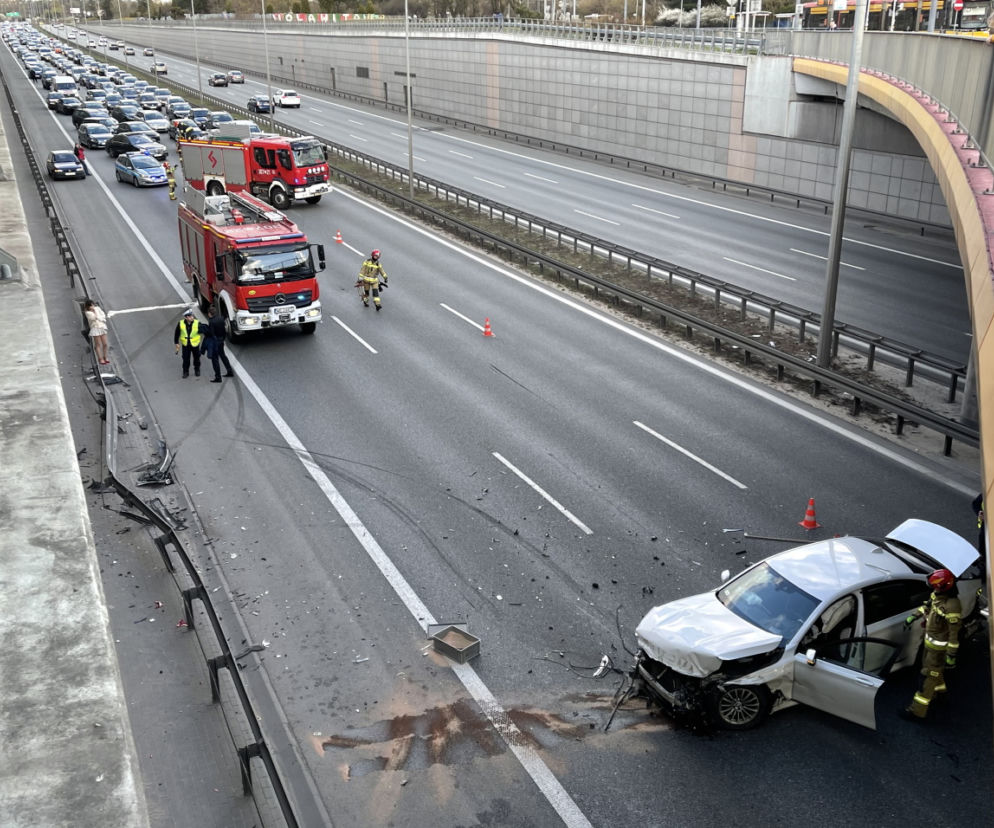 Gigantyczny korek na S8 w kierunku Poznania. BMW huknęło w barierki