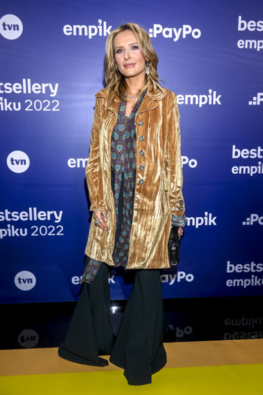 Bestsellery Empiku. Doda kusi dekoltem, Opozda nogą