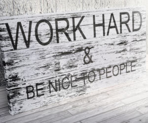 Inspiracja na kolejny piękny dzień. Tablica z napisem „WORK HARD & BE NICE TO PEOPLE” zdjecie nr 1
