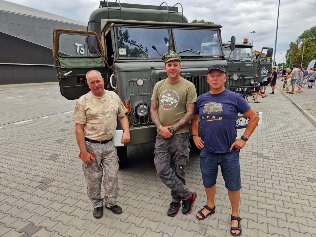 Oglądaliśmy w Bydgoszczy zabytkowe STAR-y. Wyjątkowe samochody ruszyły w Polskę