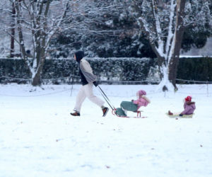 Maciej Pela zabrał córeczki na sanki