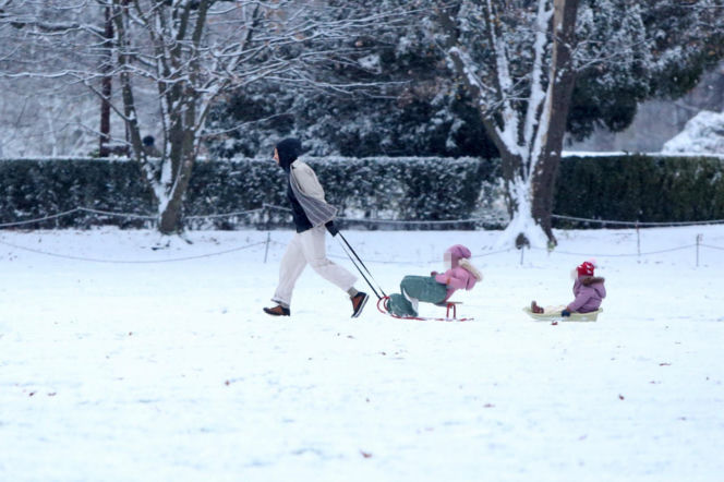 Maciej Pela zabrał córeczki na sanki