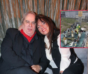 Grób Marka Perepeczki w opłakanym stanie. Folia i zielona wykładzina zamiast godnego pomnika