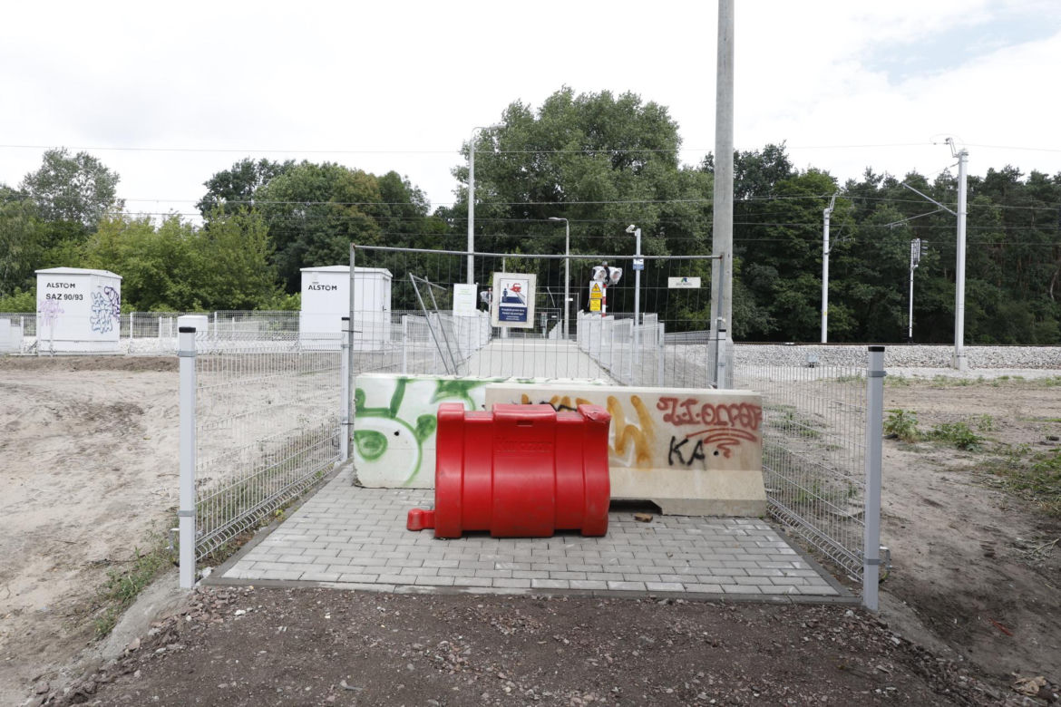 Przejście przez tory czeka na otwarcie. "Koniec wielu lat absurdów". Wybudowali je za 6 milionów złotych