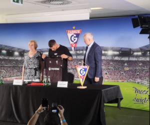 Tak kibice przywitali Łukasza Podolskiego w Górniku Zabrze. Szaleństwo na stadionie [ZDJĘCIA]