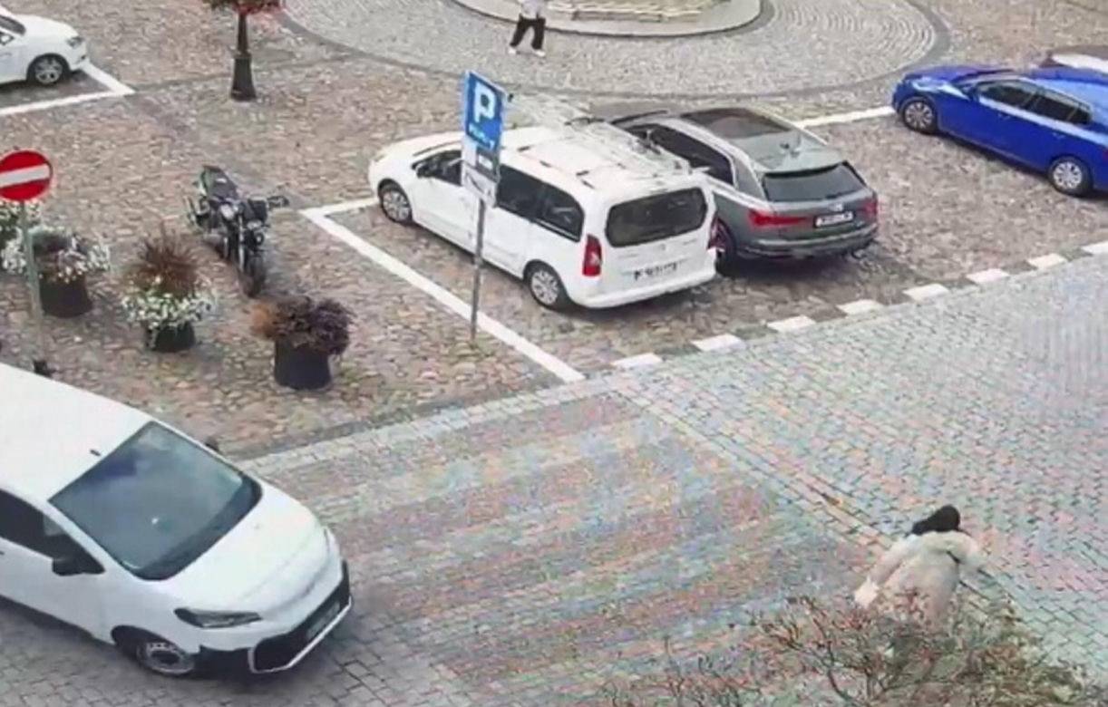 Namysłów. Ciężarna kobieta potrącona na przejściu dla pieszych. Wypadek zarejestrowała kamera [ZDJĘCIA]