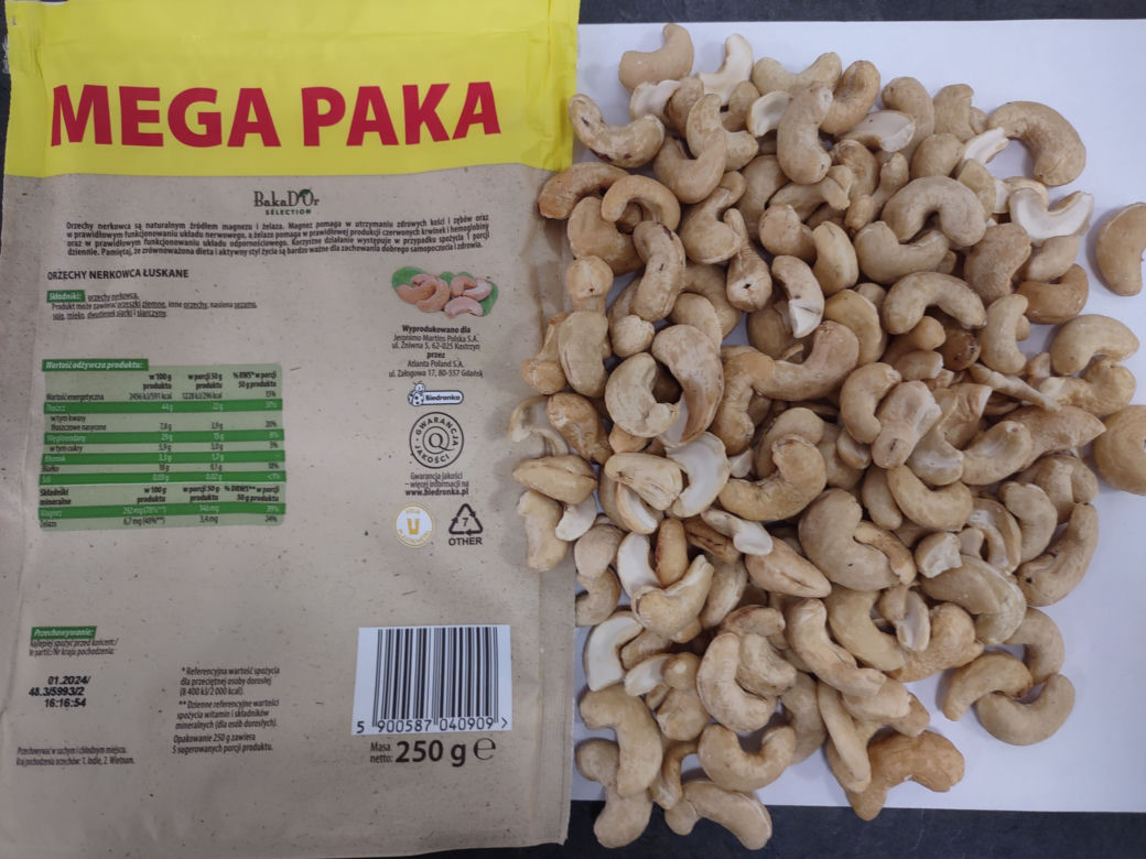 Klient Biedronki zapłacił za nerkowce, dostał żurawinę. Producent wysyła ZDJĘCIE, mówi o hipotezach