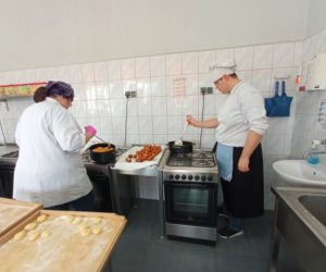 Warsztaty pieczenia pączków w grudziądzkim gastronomiku