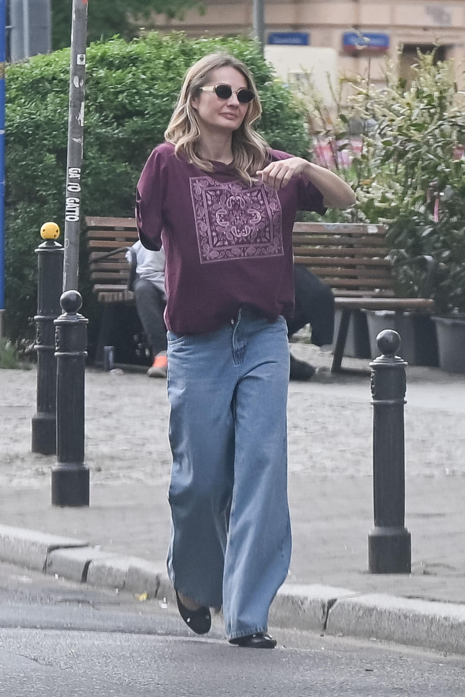 Małgorzata Socha przebiera się na ulicy