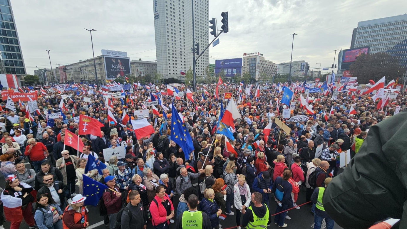 Ruszył Marsz Miliona Serc! Ogromne tłumy Polaków na ulicach Warszawy [ZDJĘCIA]
