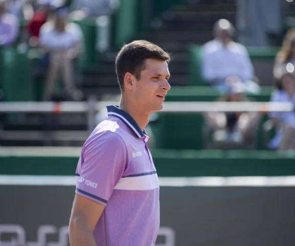 Hubert Hurkacz poległ w pierwszym finale od blisko roku. Włoch odebrał mu trofeum