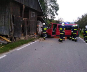 Kicznia. Uderzył samochodem w budynek. Wszystko przez dzikie zwierzę