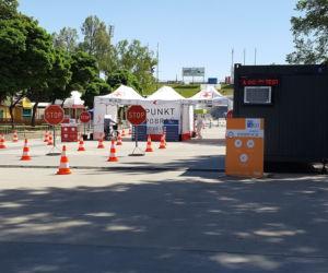 Drive-thru w Lesznie. Na darmowe badania zapisało się ponad 500 osób