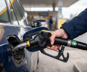 Hurtowe ceny paliw 14.10.2026. Potężne cięcia cenników benzyny, diesel nadal pnie się w górę
