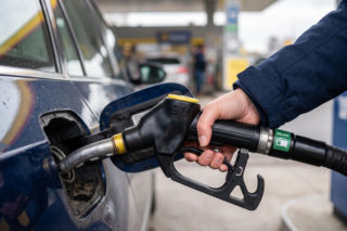 Hurtowe ceny paliw 14.10.2026. Potężne cięcia cenników benzyny, diesel nadal pnie się w górę