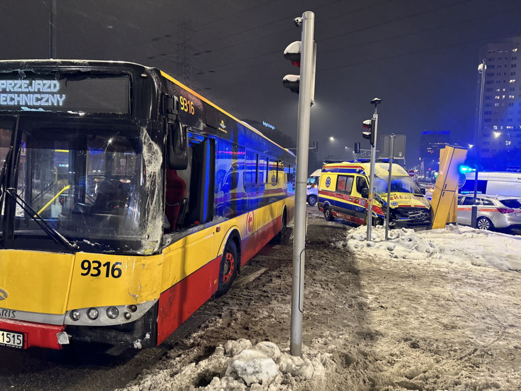 Karetka huknęła w autobus, a później w fotoradar. Dwie osoby w szpitalu, w tym dziecko