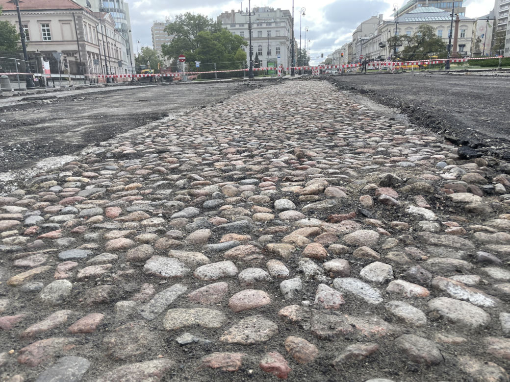 PRZEBUDOWA PLACU TRZECH KRZYŻY. DROGOWCY ODKOPALI ZABYTKOWY BRUK I TORY TRAMWAJOWE