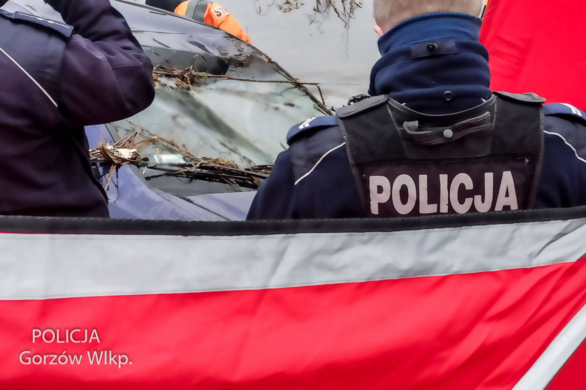 Gorzów: Samochód leżał w rzece do góry kołami