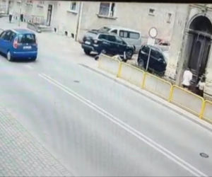 Kolizja osobówki z hulajnogą elektryczną