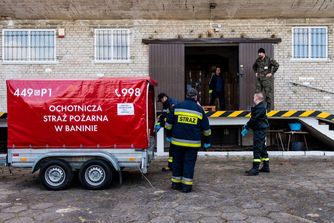 Strażacy w OSP Banino dostarczają sprzęt do szpitali w Gdańsku