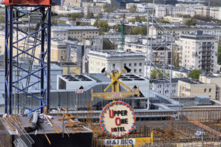 Wiecha zawisła na Upper One w sercu stolicy