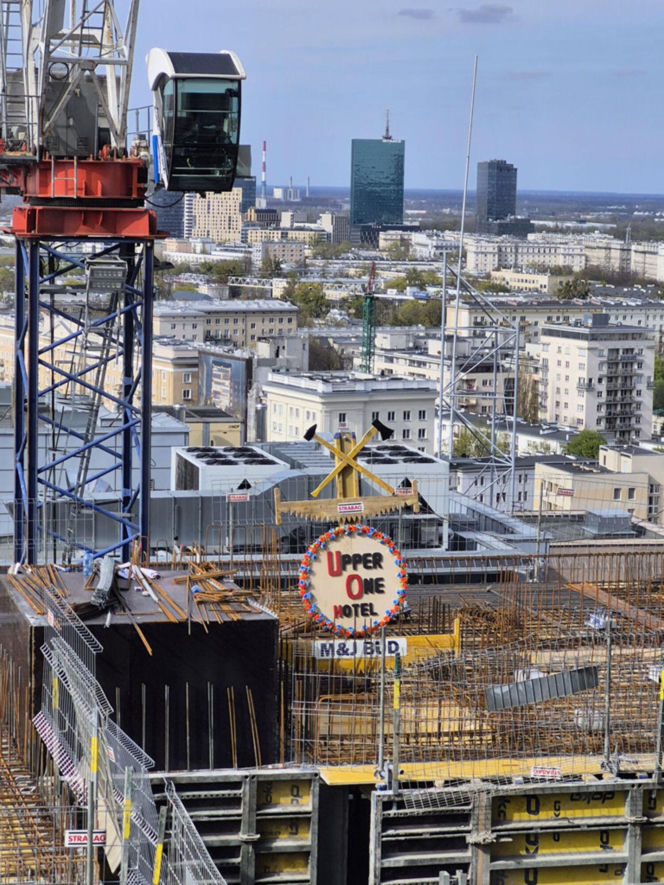 Wiecha zawisła na Upper One w sercu stolicy