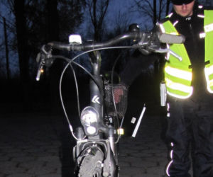 66-letnia rowerzystka zakończyła przedświąteczny rajd w rowie. Była kompletnie pijana