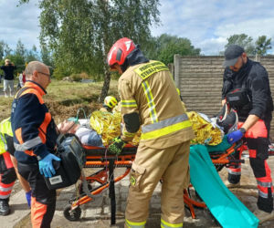 Drezyna uderzyła w samochód. Wielka akcja służb na przejeździe w Ostrowie [ZDJĘCIA]