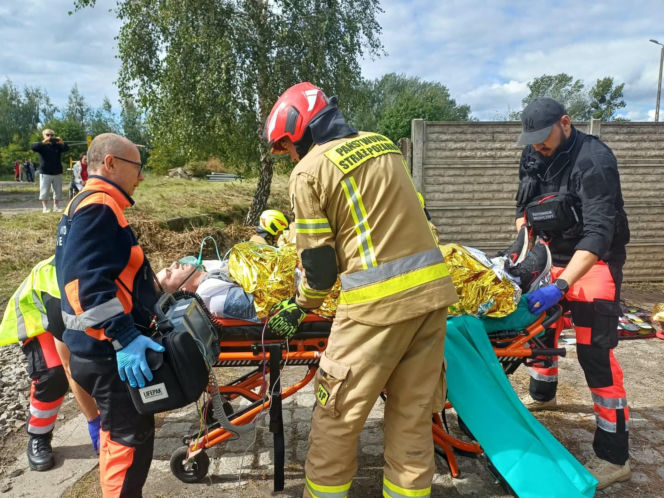 Drezyna uderzyła w samochód. Wielka akcja służb na przejeździe w Ostrowie [ZDJĘCIA]