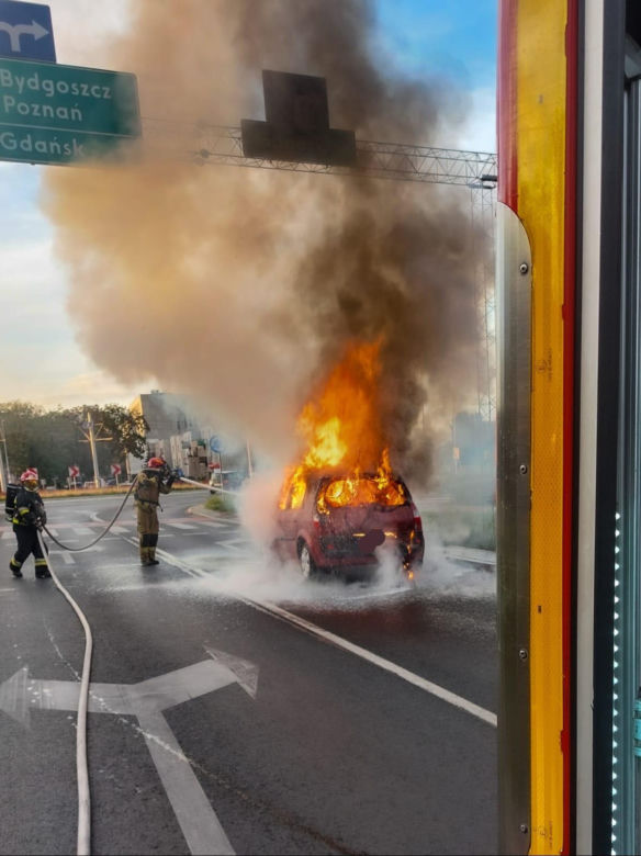 Pożar samochodu w centrum Torunia. Auto płonęło jak pochodnia