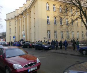 Seniorzy stoją w ogromnych kolejkach