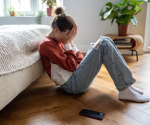 Nastolatek został „zghostowany”? To silny cios w jego poczucie wartości