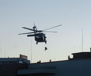 Akcja policjantów z użyciem śmigłowca Black Hawk o poranku w Warszawie