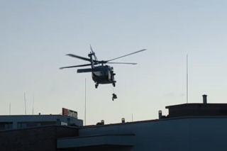 Akcja policjantów z użyciem śmigłowca Black Hawk o poranku w Warszawie
